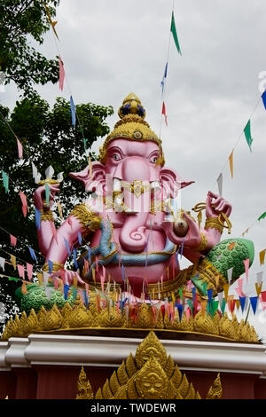 Eine neue bunte Tempel mit aufwändiger Handarbeit gebaut, in der Landschaft von South Eastern Thailand Stockfoto