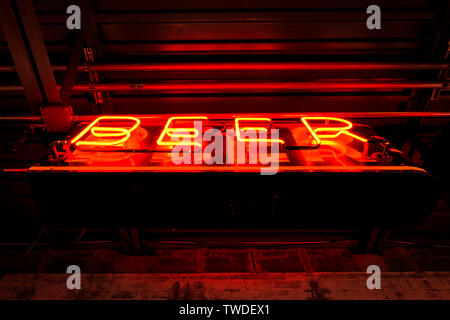 Neon Bier Schild Stockfoto