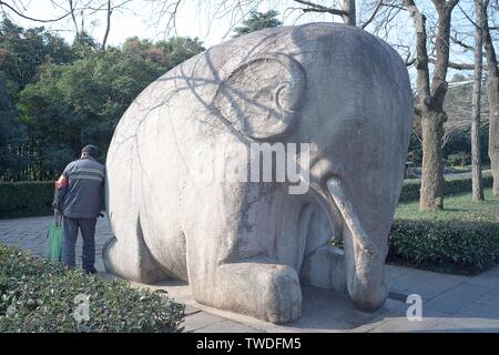 Die sonnige Landschaft des Shichi Straße in Ming Xiaoling, Nanjing glänzt am Morgen der warmen Wintersonne. Stockfoto