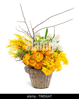 Schöne Blumen Zusammensetzung in einem Korb auf weißem Hintergrund Stockfoto