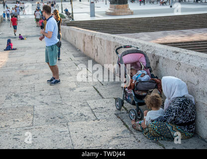 SKOPJE, MAZEDONIEN - August 29,2018: Albanisch Roma Frau und Kinder betteln um Geld, steinerne Brücke, neben Mazedonien, Skopje sitzen. Stockfoto