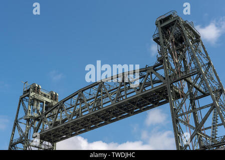 Top der monumentalen Koningshaven Eisenbahnbrücke-de Hef - gegen den blauen Himmel in Rotterdam, Niederlande Stockfoto