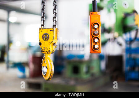 Innenraum der modernen Fabrik von Kommunikationseinrichtungen Stockfoto