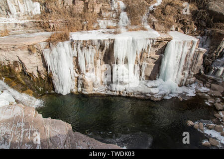 Die seltsame Landschaft von Winter - Eis hängen Stockfoto