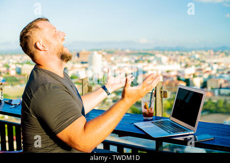 Business Mann arbeitet Problem mit Laptop an, und halten Sie die Hände hoch, Geschäftsmann am Schreibtisch sitzen, auf weißem Hintergrund, Computer Stockfoto