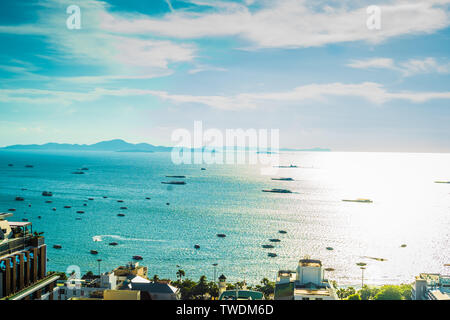 Pattaya City Blick auf das Meer und Boot. Wunderschöne Seenlandschaft im Sommer Blick auf das Meer und Boot. Blick aus dem Fenster. Stockfoto