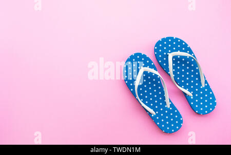 Bunte Schuhe an Farbraum Hintergrund. Entspannung und Urlaub Konzepte Ideen Stockfoto