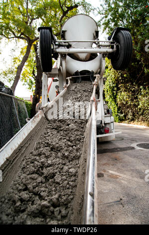 Beton aus einem Betonstapler gießen Stockfoto