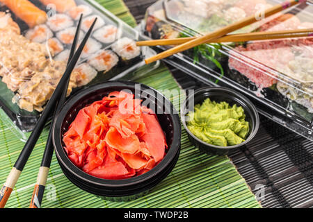 Japanische Küche und Sushi im Paket schließen Set-up Stockfoto
