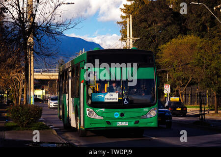 SANTIAGO, CHILE - Juli 2016: transantiago Bus auf dem Weg zu einem Depot Stockfoto