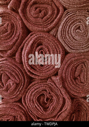 Vertikale Bild von Haufen aufgerollt Rot Braun decken für Hintergrund oder Banner Stockfoto