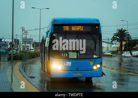 SANTIAGO, CHILE - September 2017: ein transantiago Bus an einem regnerischen Tag Stockfoto