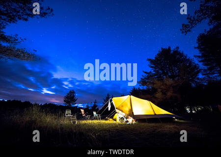 Familie Zelt mit starrem Stahl Pole auf Campingplatz unter Sternenhimmel mit Milchstraße Stockfoto