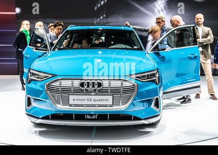 Paris, Frankreich, 02 Oktober, 2018 elektrische Audi e-tron 55 quattro SUV hohe Spannung Batterie, elektrische Motor Motor bei Mondial Paris Motor Show Stockfoto