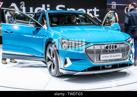 Paris, Frankreich, 02 Oktober, 2018 elektrische Audi e-tron 55 quattro SUV hohe Spannung Batterie, elektrische Motor Motor bei Mondial Paris Motor Show Stockfoto