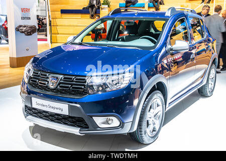 Paris, Frankreich, Oktober 02, 2018: Blau metallic DACIA SANDERO Stepway bei Mondial Paris Motor Show, Automobile Dacia stand, Rumänische Automobilhersteller Stockfoto