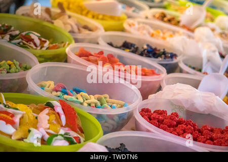Verschiedene Süßigkeiten Süßigkeiten in verschiedenen Farben auf dem Lebensmittelmarkt in Frankreich Stockfoto
