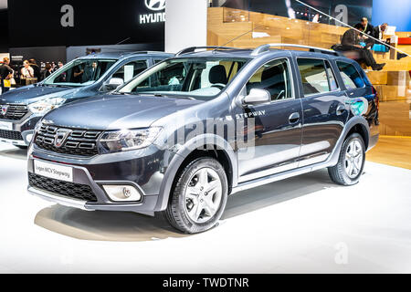 Paris, Frankreich, Oktober 02, 2018: DACIA LOGAN MCV Stepway bei Mondial Paris Motor Show, Automobile Dacia stand, Rumänische Automobilhersteller Stockfoto