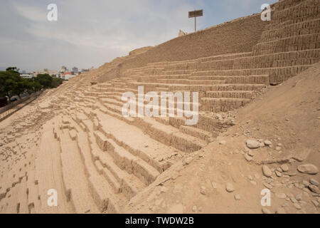 Huaca Pullana ist Prä-inka Ruinen mitten in Lima, Peru im Stadtteil Miraflores. Aus Adobe und Ziegel. Stockfoto