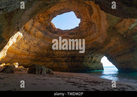 Ein Blick in Benagil Höhlen mit niemand in Sicht. Benagil ist ein kleines Dorf an der Atlantikküste in der Gemeinde Lagoa, Portugal. Stockfoto