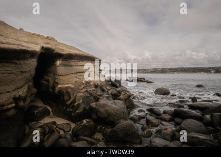 Bewölkten Tag Ansicht einer felsigen Bucht in der La Jolla Beach in San Diego. Ja Jolla Beach ist ein beliebter Ort für Touristen zu Seelöwen beobachten. Stockfoto