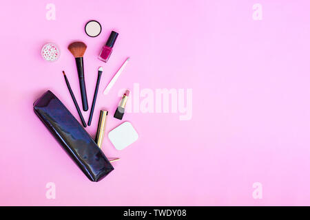 Frau flach makup Hintergrund mit Kosmetik. Sahne, Lippenstift, Puder, Mascara und Bürsten. Draufsicht auf rosa Hintergrund, kopieren. Stockfoto