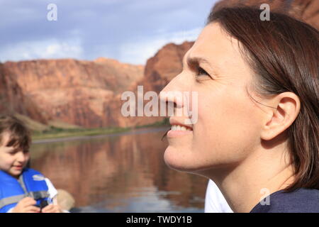 Familie schwimmend auf dem Colorado River, Glen Canyon, AZ Stockfoto