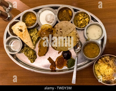 Essen Platte - voll der indischen Küche, verschiedene traditionelle Gerichte aus der Pfanne Indien auf hölzernen Tisch. Indische Köstlichkeit ist gesunde, würzige und Epicure behandeln Stockfoto