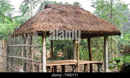 Schöne Thatch, ein Gerüst mit Dach, in ländlichen, landwirtschaftlichen und Tribal areas in Indien gefertigt, die von den Jägern und Landwirten für den Rest verwendet. Aus Bambus Stockfoto