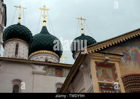 Yaroslavl Russland, Kirche von dem Propheten Elia Kuppeln mit Gold Kreuze Stockfoto