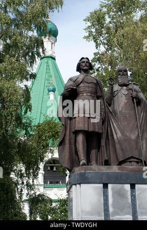 Nischni Nowgorod in Russland, Statue von Prince George Vsevolodovich und Saint Simon von Susdal, die Gründer von Nischni Nowgorod im Kreml Stockfoto