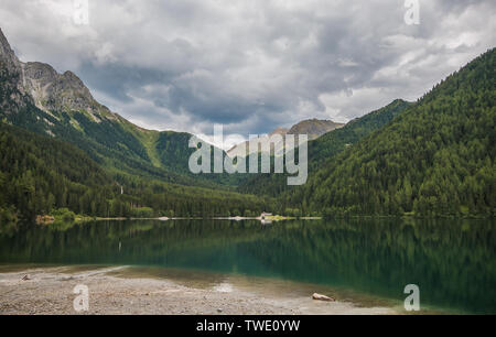 Herrlicher Panoramablick auf den Antholzer See in Südtirol, Italien Stockfoto