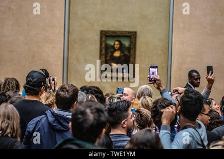 Paris, Frankreich, 07.Oktober, 2018 Louvre Museum, Touristen mit Kameras, Handys über die Köpfe, die Bilder Mona Lisa La Gioconda Leonardo da Vinci Stockfoto
