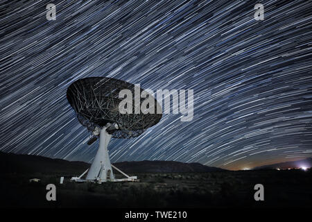 Zeitraffer Star Trail Bild in der Nacht lange Belichtung Stockfoto
