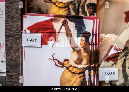 Paris, Frankreich, 07. Oktober 2018: Louvre Museum, Souvenirs zum Verkauf, touristische Beute von berühmten Gemälde die Freiheit führt das Volk von Eugène Delacroix. Stockfoto