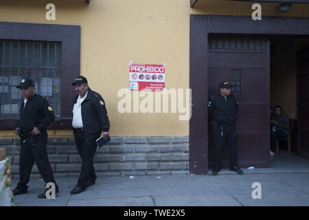 Quetzaltenango Quetzaltenango, Guatemala. 16 Juni, 2019. Polizisten nach dem Wahllokal während der ersten Runde der Präsidentschaftswahlen in Quetzaltenango in Guatemala vom 16. Juni 2019. Credit: Hiroko Tanaka/ZUMA Draht/Alamy leben Nachrichten Stockfoto