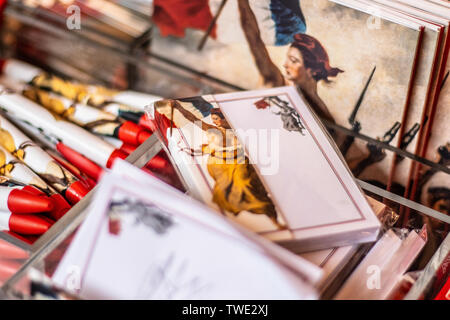 Paris, Frankreich, 07. Oktober 2018: Louvre Museum, Souvenirs zum Verkauf, touristische Beute von berühmten Gemälde die Freiheit führt das Volk von Eugène Delacroix. Stockfoto