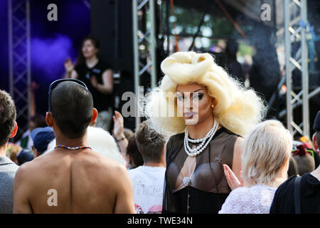 Helsinki Pride Parade 2015 nach - Partei in Kaivopuisto Park in Helsinki, Finnland Stockfoto