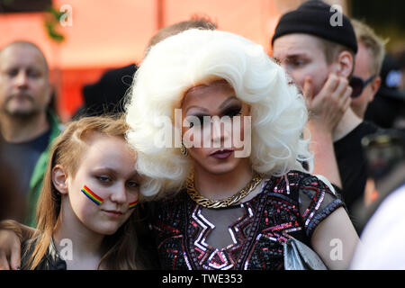 Helsinki Pride Parade 2015 nach - Partei in Kaivopuisto Park in Helsinki, Finnland Stockfoto