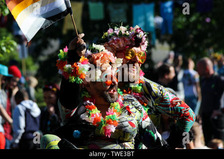 Helsinki Pride Parade 2015 nach - Partei in Kaivopuisto Park in Helsinki, Finnland Stockfoto