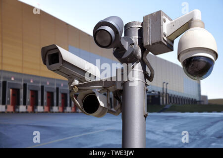 Kamera Multi-angle CCTV-System auf dem Hintergrund der Lagergebäude geschlossen. Sicherheit Stockfoto