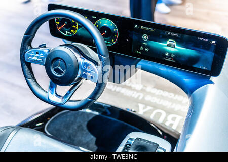 Paris, Frankreich, 05.Oktober, 2018 Mercedes Fahrsimulator Cockpit intuitive Intelligent Multimedia System MBUX von Mercedes bei der Mondial Paris Motor Show Stockfoto