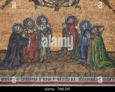 Detail aus dem Mosaik auf der Golden Gate von St. Vitus Kathedrale in Prag, Böhmen, Tschechien. Sechs tschechischen Schutzheiligen sind kniend und betend, von links nach rechts St. Prokopius, St. Sigismund, des Heiligen Veit, des Heiligen Wenzel, St. Ludmila und hl. Adalbert Stockfoto
