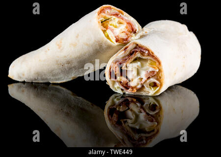 Speck Salat und Tomaten WRAP mit Reflexion auf schwarzem Hintergrund isoliert. Studio Shot Stockfoto