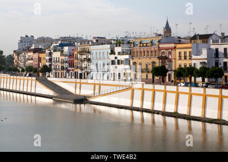 Historische Häuser auf Calle Betis im Stadtteil Triana an den Ufern des Flusses Guadalquivir, Sevilla, Spanien Stockfoto