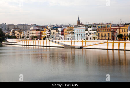 Historische Häuser auf Calle Betis im Stadtteil Triana an den Ufern des Flusses Guadalquivir, Sevilla, Spanien Stockfoto