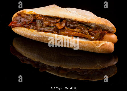 HOT DOG mit Reflexion auf schwarzem Hintergrund isoliert. Studio Shot Stockfoto