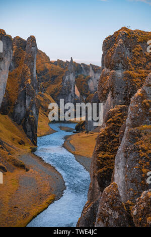 Im südlichen Island Schock schöne fjadrargljufur Canyon und Tal Herbst anzeigen Stockfoto