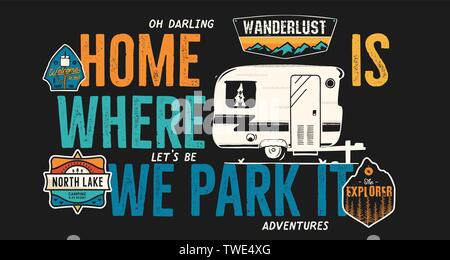 Camping Abzeichen Design. Outdoor Adventure logo mit Zitat - Heimat ist wo wir dort parken, für t-shirt. Inklusive retro Camper Trailer und Fernweh Stock Vektor