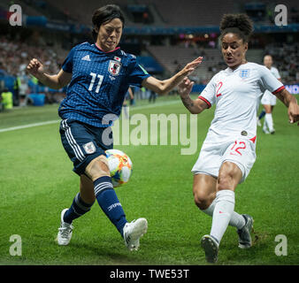 Schön. Juni, 2019 19. Rikako Kobayashi (L) von Japan konkurriert mit Demi Stokes (R) von England in der Gruppe D Match zwischen Japan und England an der 2019 die FIFA Frauen-WM in Nizza, Frankreich, die am 19. Juni 2019. Credit: Xiao Yijiu/Xinhua/Alamy leben Nachrichten Stockfoto